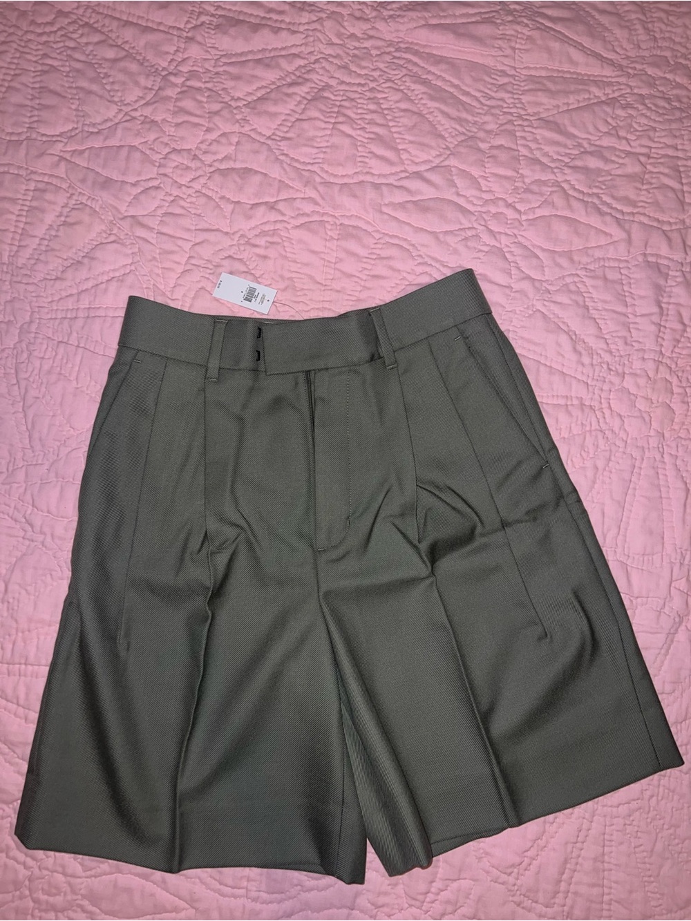 Banana Republic High-Waist Olive Green Pleated Women’s Shorts, NWT, never worn